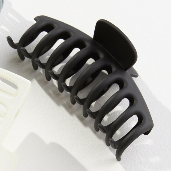 Anthropologie Courtside Matte Claw Hair Clip Black - Picture 1 of 3